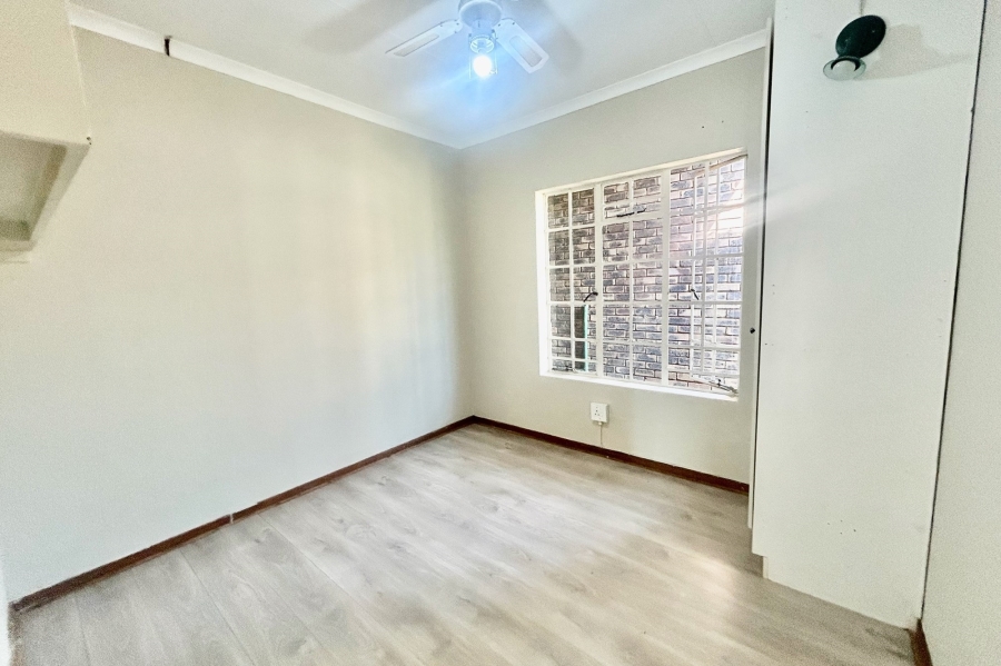 5 Bedroom Property for Sale in Ifafi North West